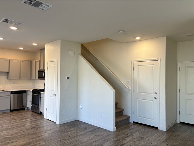 Building Photo - MOVE IN SPECIAL- FIRST MONTH RENT FREE FOR QUALIFIED APPLICANTS - ONLY $2,200 PER MONTH FOR THIS ...