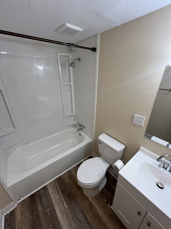 Building Photo - 126 W Cherry Dr