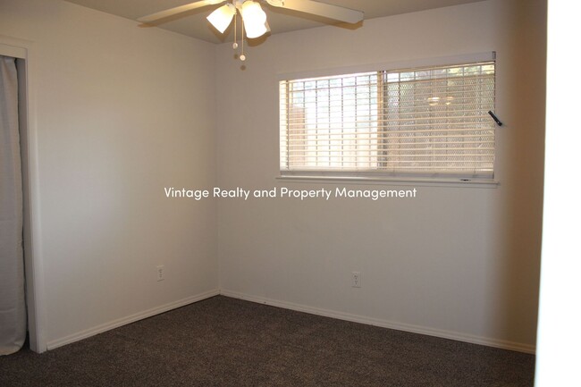 Building Photo - Updated 2 Bedroom Duplex Ready To Go!!!