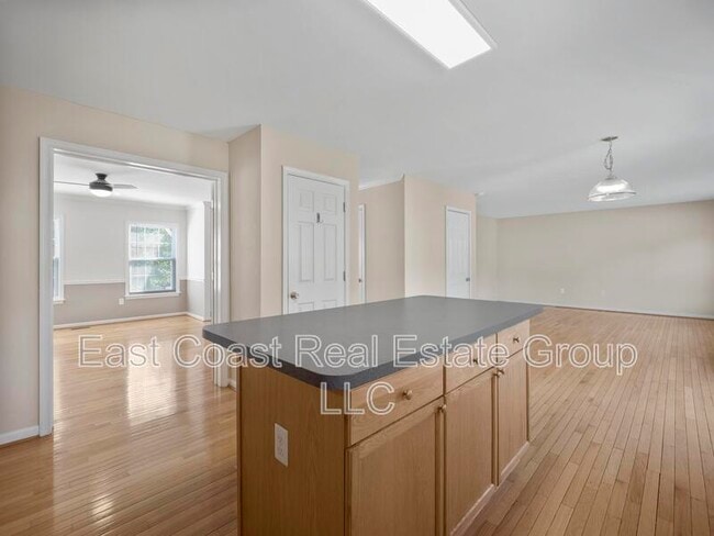 Building Photo - 125 Amelia Dr