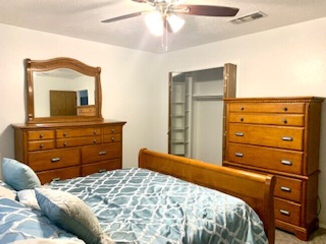 Building Photo - Beautiful  3 bedroom, 2 bath home with 2 car garage.