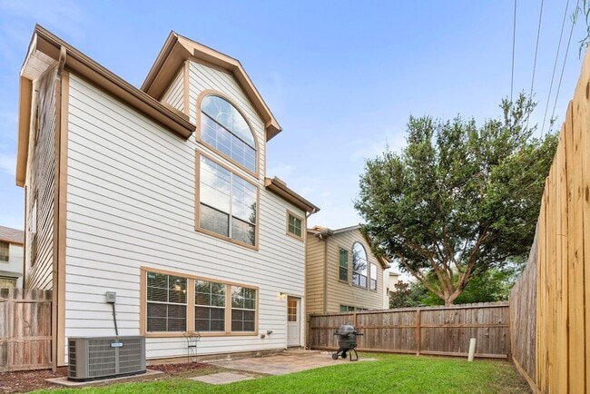 Building Photo - 3334 Clearview Villa Way