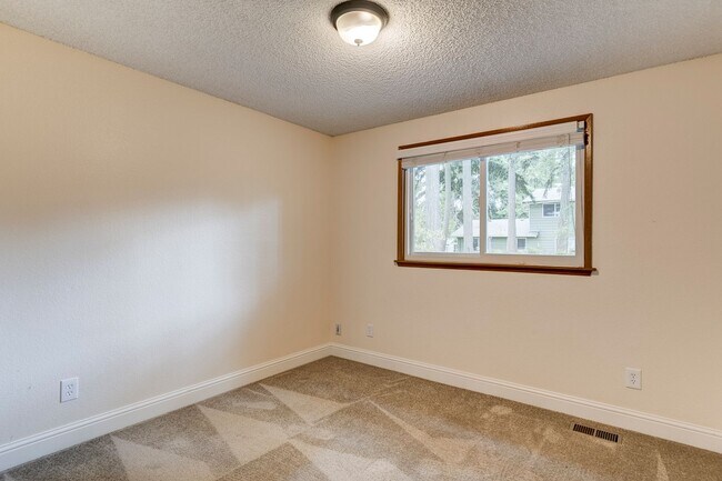 Building Photo - Cozy 4 Bed 3 Bath Home Center of Oak Harbor