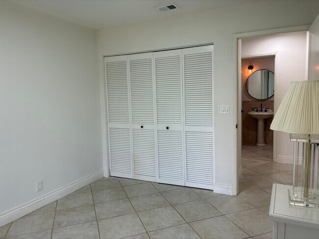Building Photo - 7895 La Mirada Dr