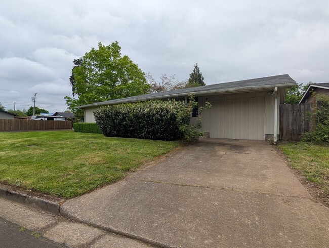 Building Photo - Great 2+ Bedroom, 1 Bathroom Duplex In Spr...