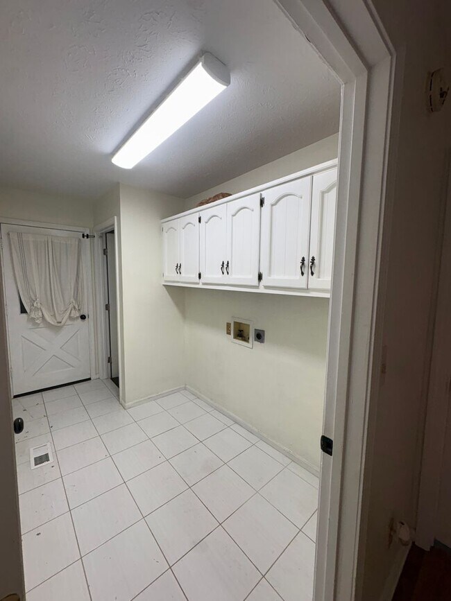 Building Photo - 7083 Parkarms Ct