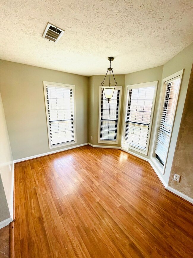 Building Photo - ** 2 bed 2 bath located off Taylor and Alt...