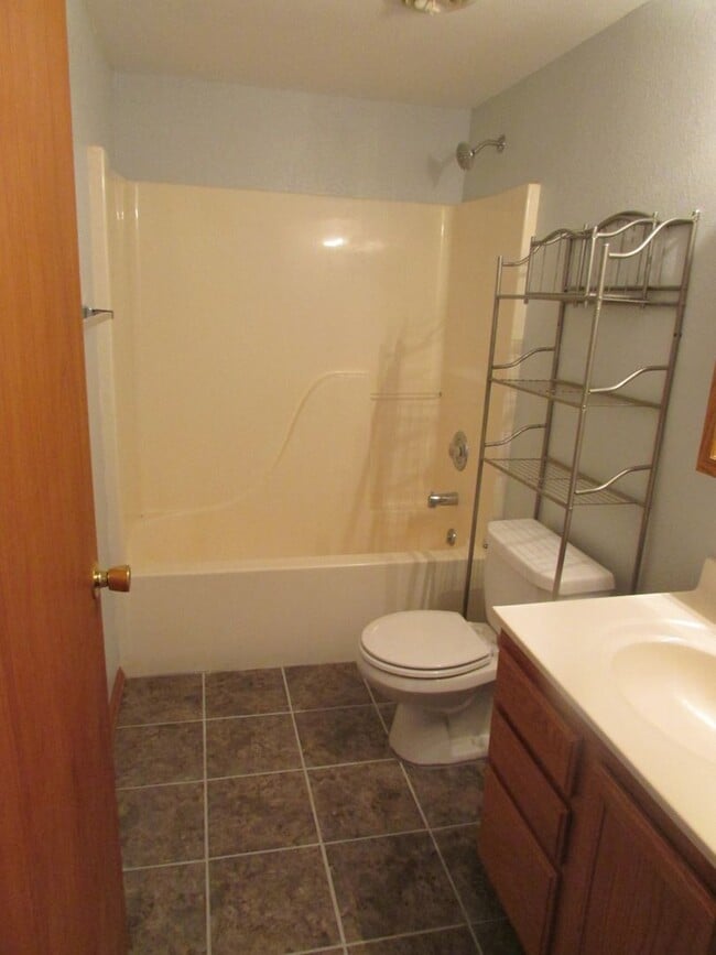 Building Photo - 510 S Circle Dr