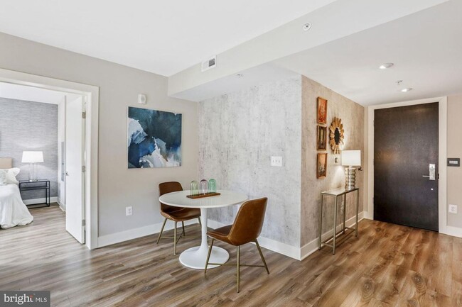 Building Photo - Practically new 1bd/1ba steps to Logan Cir...