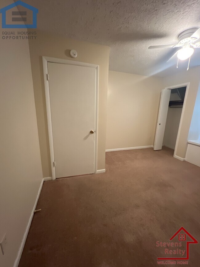 Building Photo - 1340 Hidden Valley Dr