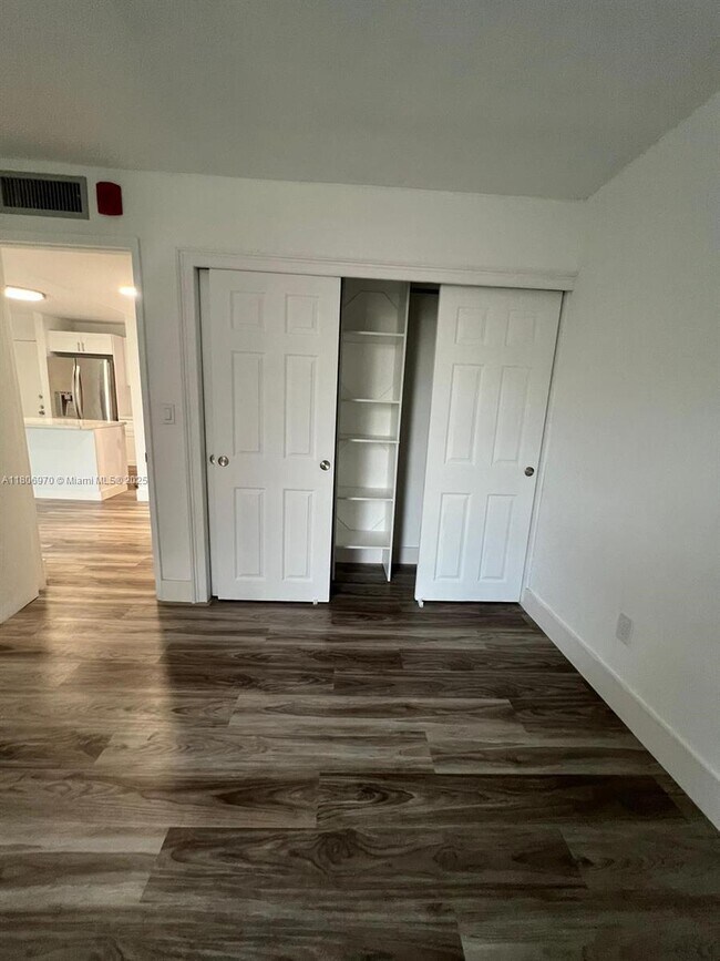Building Photo - 310 Fontainebleau Blvd