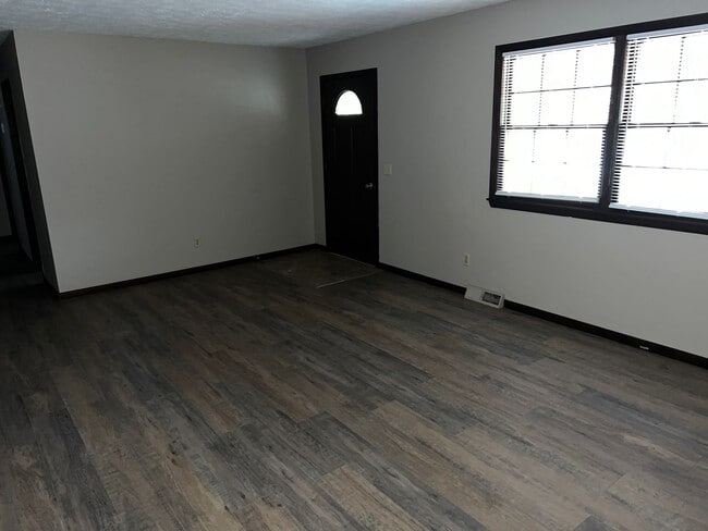 Building Photo - 3 Bedrooms! 2 Living Areas!  East side Spr...