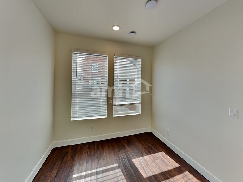 Building Photo - 11032 S Blue Bayou Dr