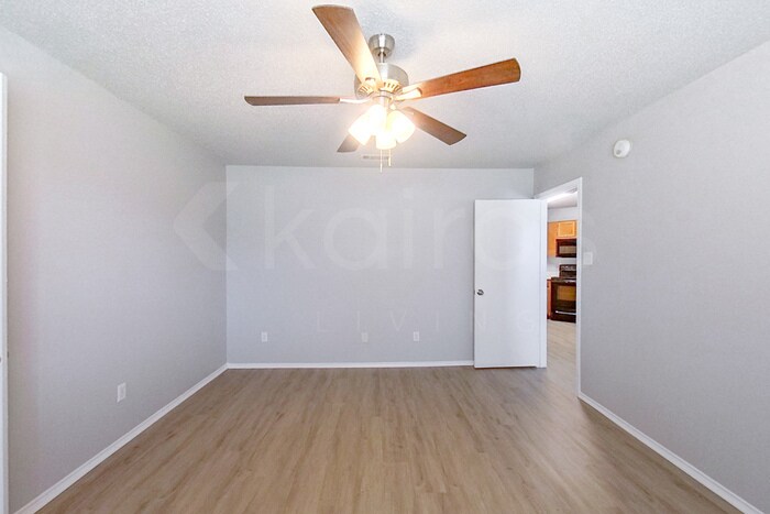Building Photo - 4914 Glenoak Dr