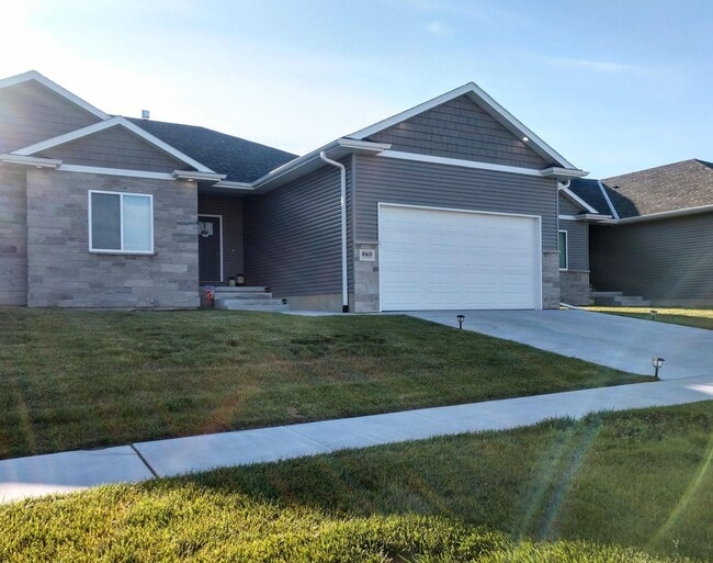 Building Photo - Luxury Townhome