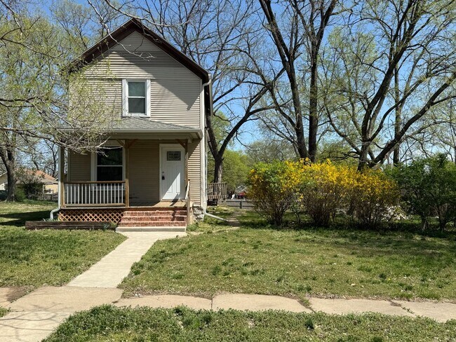 Building Photo - Updated 3 bedroom 2 bath near Washburn Uni...