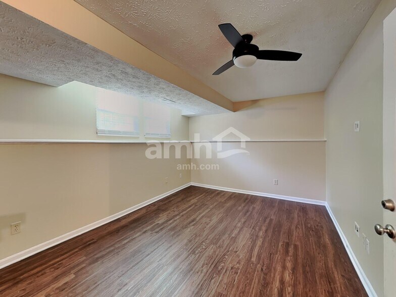 Building Photo - 2220 Siesta Dr