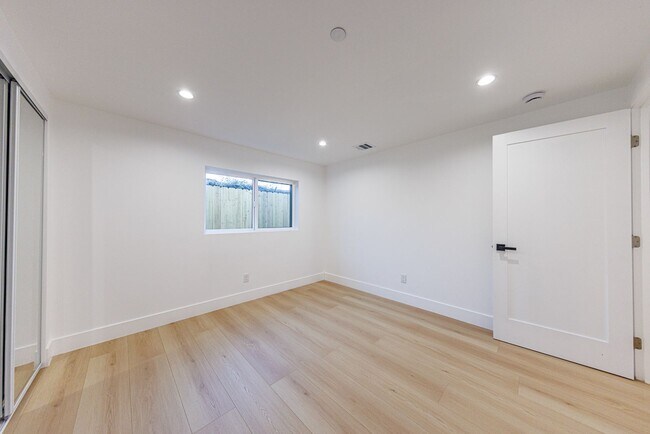 Building Photo - 1330 S Longwood Ave