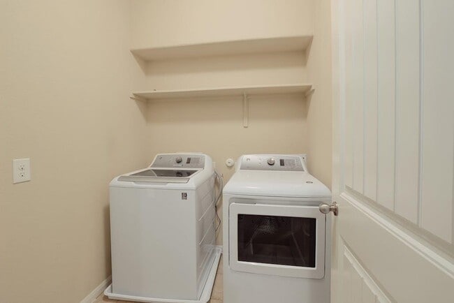 Building Photo - 2880 Donnell Dr