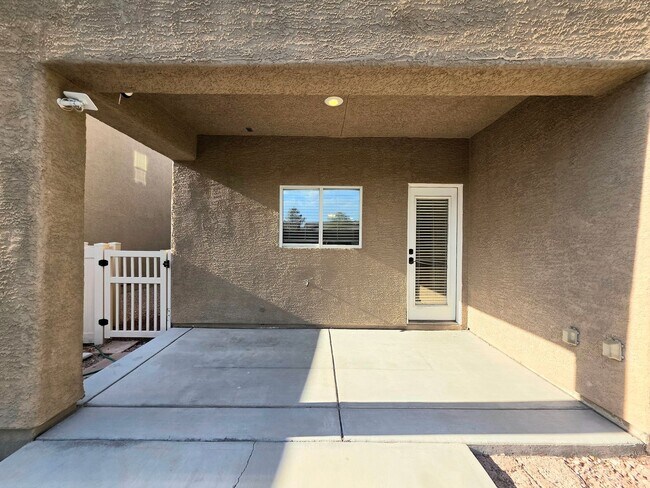Building Photo - Three-bedroom Single Family