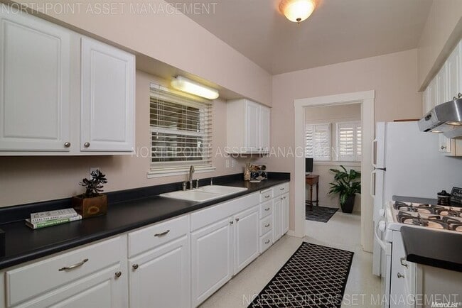 Building Photo - Charming East Sacramento Bungalow – Prime ...