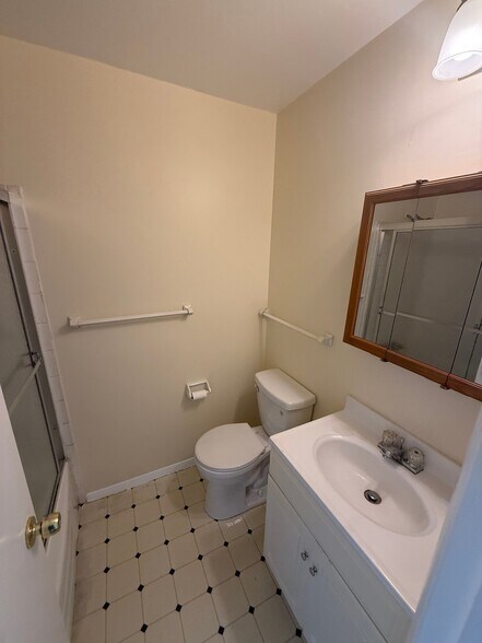 Building Photo - 552 Wilson Bridge Dr