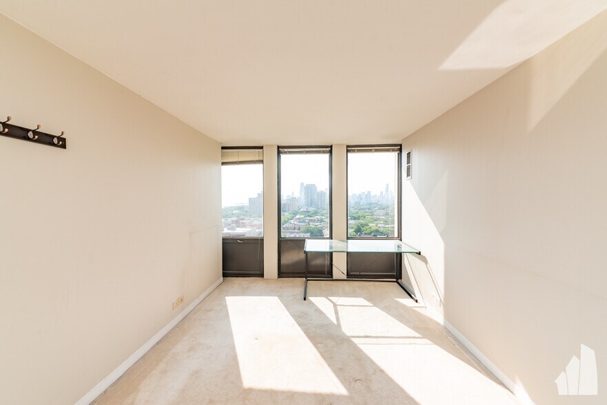 Building Photo - 444 W Fullerton Pky