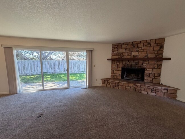 Building Photo - Lovely home in Marina available NOW!