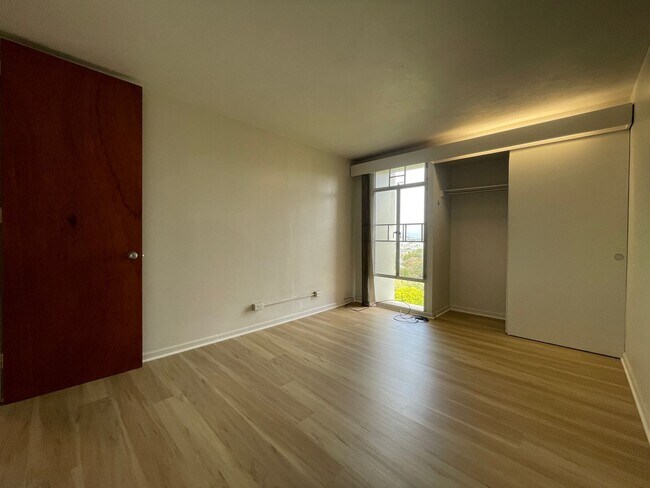 Building Photo - Stunning Views, Clean, New Flooring, Close to Downtown!