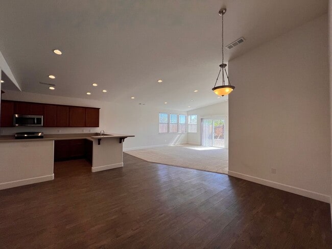 Building Photo - Large 4 bedroom home located in Green Vall...