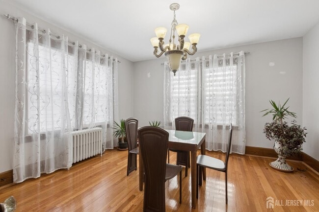 Building Photo - 415 Main St