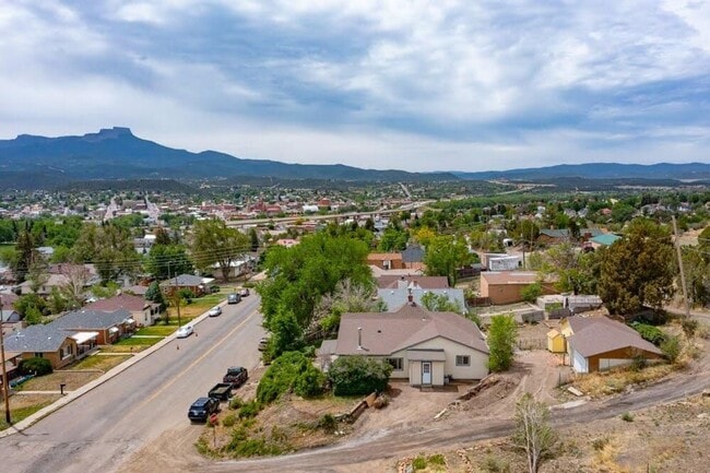 Building Photo - 4 bedroom 2 bath Home