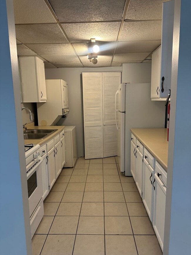 Building Photo - Great Berkshire Estates Condo HEAT INCLUDED