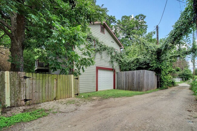 Primary Photo - 2002 Willow St