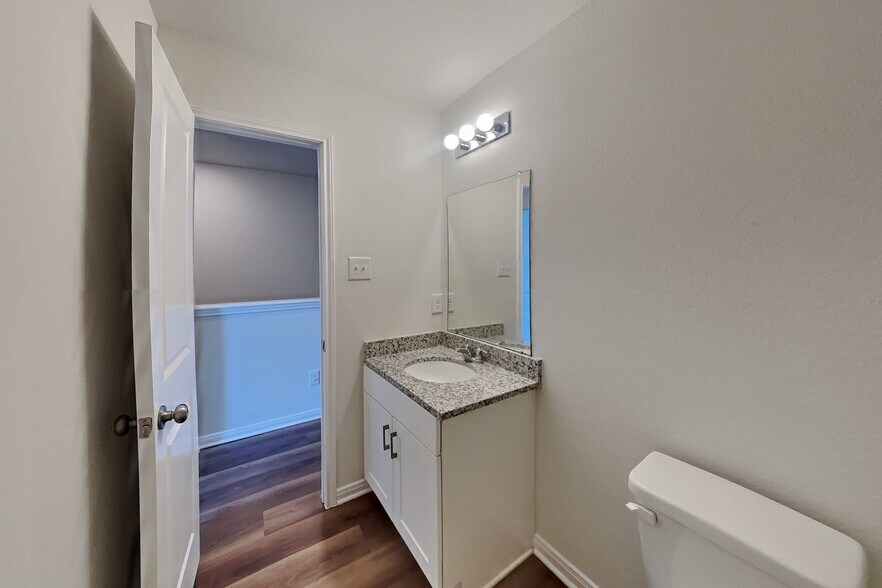 Building Photo - 15673 Del Norte Dr