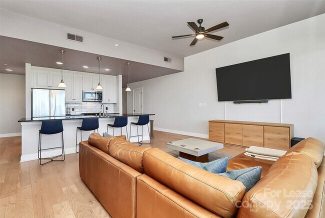 Building Photo - 701 Royal Ct