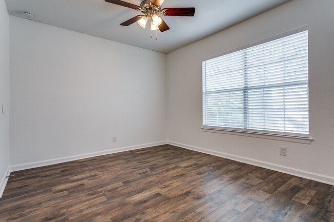 Building Photo - UPDATED 2-BEDROOM TOWNHOME AT NORTH PARK T...