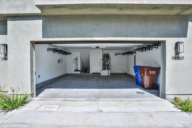 Building Photo - 3 bedroom 2.5 bath in Gated Community