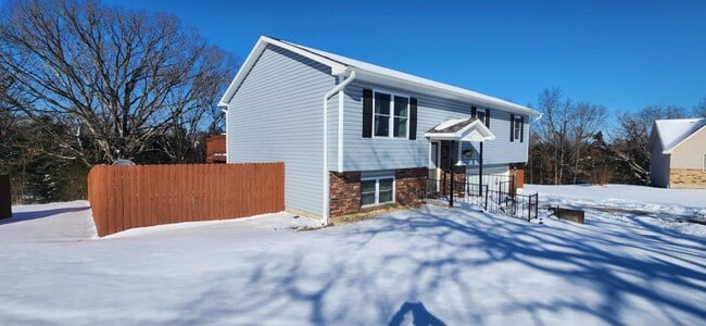Building Photo - 3 Bedroom, 2 bath home for rent in Waynesville