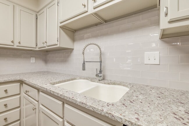 Building Photo - Fully Renovated 2-Bed Condo in Lake Wylie Woods – Prime Location with Community Amenities! $1,850...