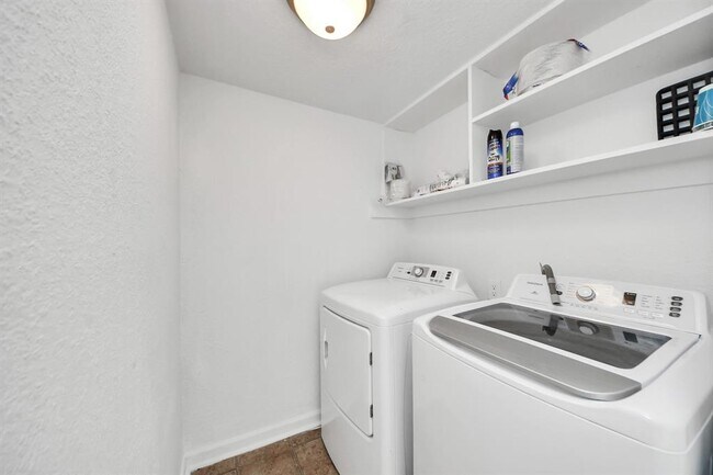 Building Photo - 8100 Creekbend Dr