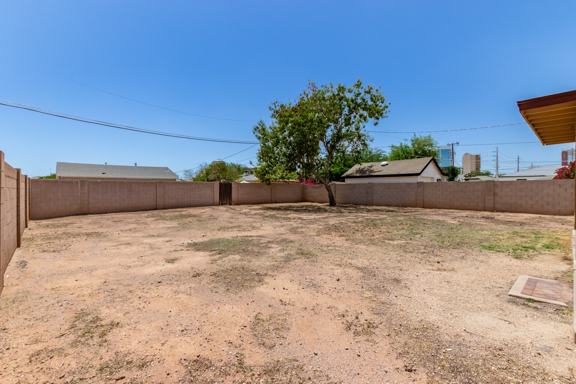 Building Photo - 527 E Whitton Ave