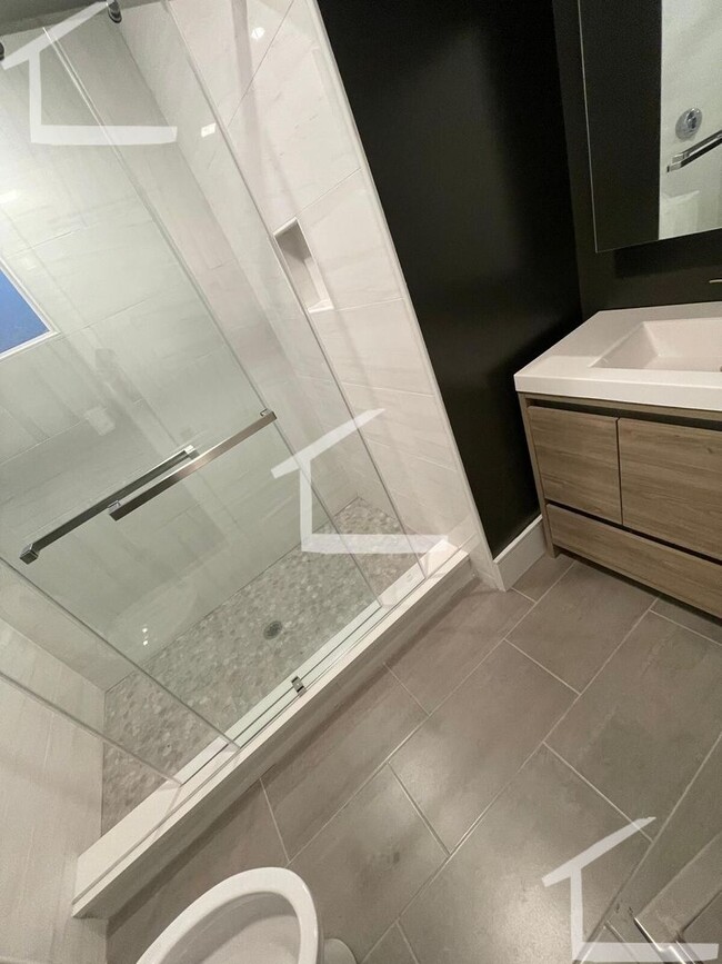 Building Photo - Huge 3 bed in Washington square