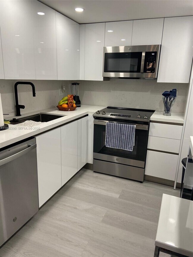 Building Photo - 400 Kings Point Dr