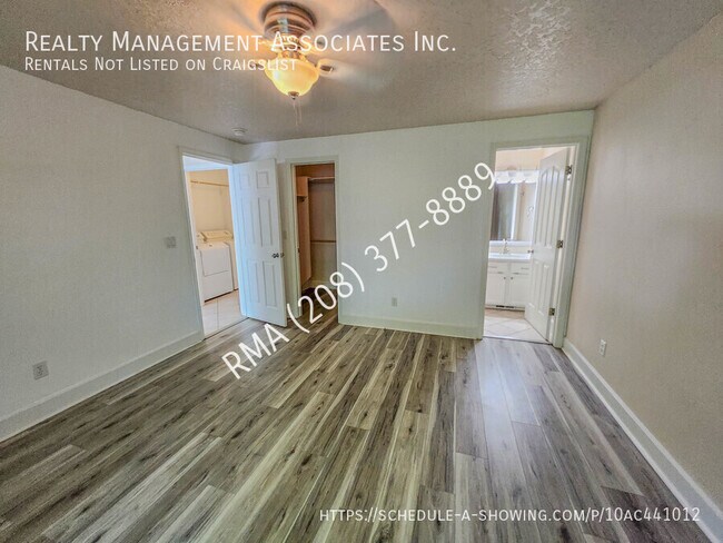 Building Photo - 2717 E Sandgate Ave