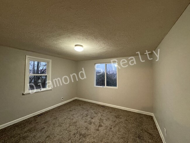 Building Photo - Gorgeous 2 Bedroom Home Available Early July - Great Location!