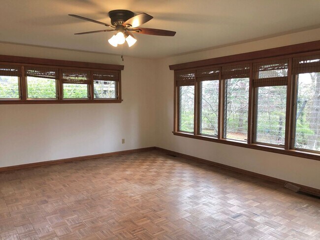 Building Photo - 3 bedroom, 2 Bath House Near University of...