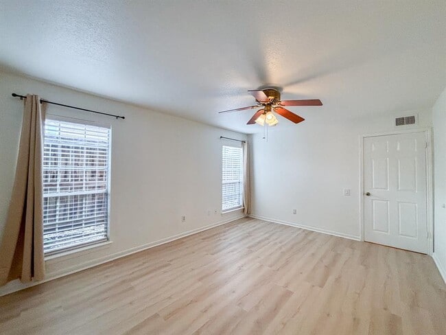 Building Photo - 1860 White Oak Dr