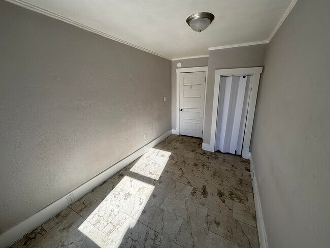 Building Photo - 42 Spruce St