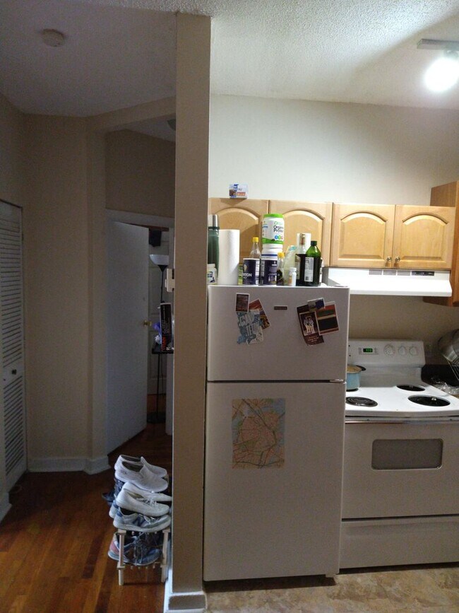 Building Photo - 2BR 1Bth unit. Heat/Hot Water included. Great location! Right on Green Line